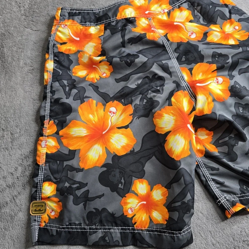 Billabong Floral Hibiscus Skull Pin Up Girl Boardshoarts Mens 33 (32) Orange